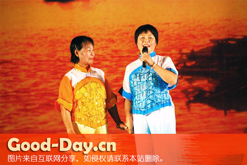 梁三妹(左)等民歌手积极登台 传唱咸水歌